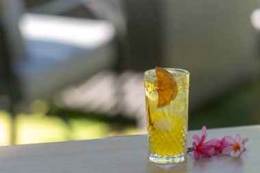 Buzlu çay, portakallı ve naneli.