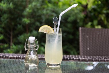 Limonlu, naneli ve buzlu buz.