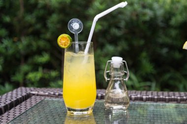 Bardakta ve limonda taze portakal suyu