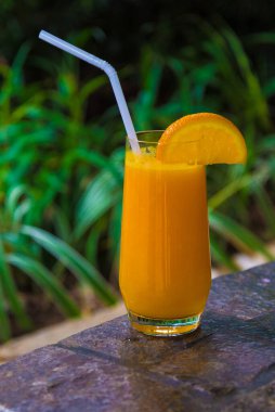 Bardakta portakal suyu ve taze portakal suyu..