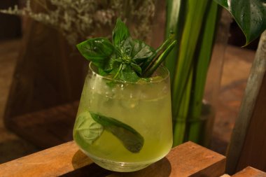 Nane, limon ve nane yaprağıyla kokteyl.