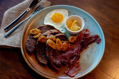 Domuz eti ve sebzeli sahanda yumurta