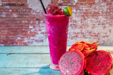 Taze ejderha meyveleri, muz ve nar içeren sağlıklı bir içecek.