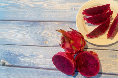 kırmızı taze ejderha meyvesi