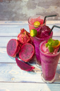 Taze meyve suyu bardakta.