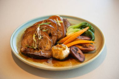 Sebze ve sebzeli kızarmış tavuk.