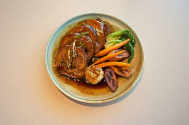 Sebzeli ve otlu kızarmış ördek