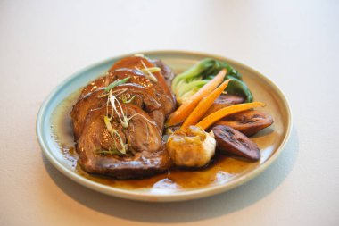 Izgara domuz pirzolası, sebze ve sos.