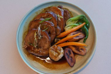 Sebze ve baharatlı kuzu rostosu.