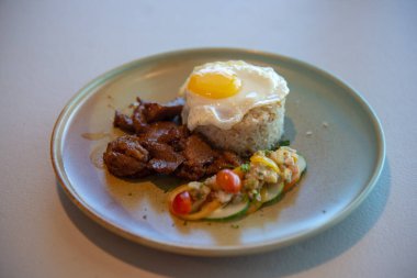 Tabakta kızarmış tavuk, yumurta ve domuz eti Tayland yemeği ve Tayland yemeği.