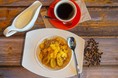 Bir fincan kahve ve bir fincan kahve..