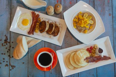 Kahvaltıda yumurta, kahve ve tost.