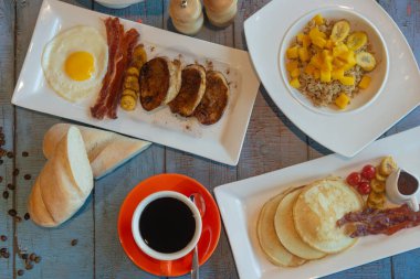 Kahvaltı masada, kahve ve yumurta.