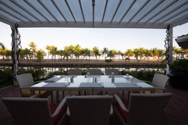 Masa sandalyeleri ve masaları olan boş bir restoran.