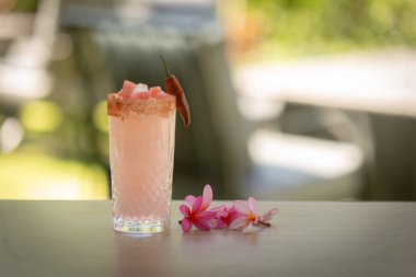 Masanın üzerinde kokteyl bardak