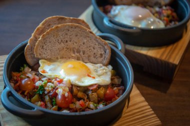 Pastırmalı sahanda yumurta..