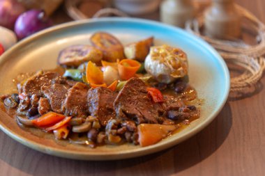 Köri soslu kızarmış domuz eti