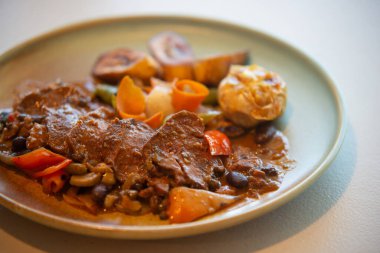 Sebze ve sebzeli biftek güveci.