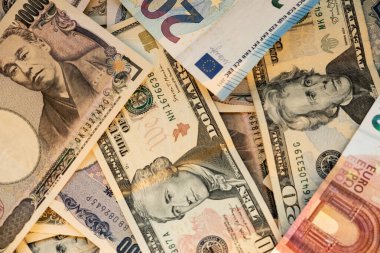 Euro, dolar ve yen banknotları istifleyicisi. Para kavramı.