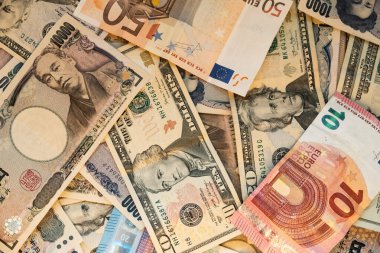 Euro, dolar ve yen banknotları istifleyicisi. Para kavramı.
