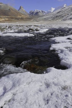 Yumesodong 'daki manzaralı Alp Vadisi' nden akan donmuş dağ deresi veya sıfır noktası, güzel Himalaya Vadisi Kuzey Sikkim, Hindistan
