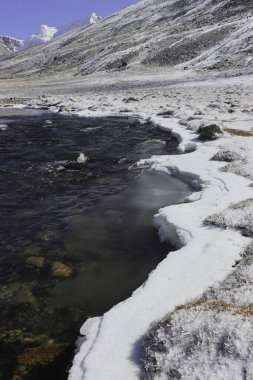 Yumesodong 'daki manzaralı Alp Vadisi' nden akan donmuş dağ deresi veya sıfır noktası, güzel Himalaya Vadisi Kuzey Sikkim, Hindistan