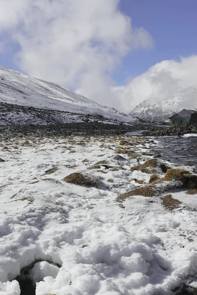 Malebné Alpské Údolí Zasněžený Vrchol Himalájských Hor Nulového Bodu Nebo — Stock fotografie