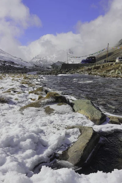 Corriente Montaña Congelada Que Fluye Través Del Valle Alpino Escénico — Foto de Stock