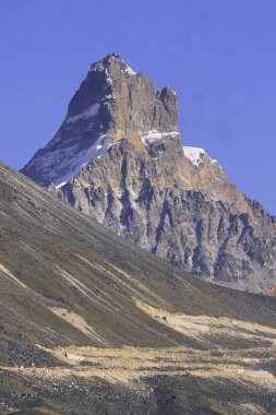 Himalayalar 'ın piramit tepesi gibi bir madde Kuzey Doğu Sikkim, Hindistan' da sıfır noktasına yakın.