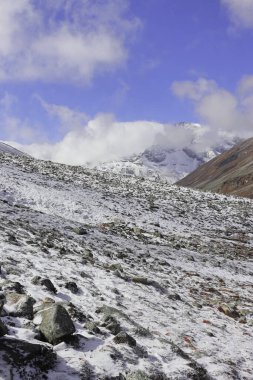 manzaralı dağlık vadi ve Himalaya dağlarının karlı zirvesi, sıfır noktasından ya da Kuzey Sikkim, Hindistan 'daki Yumesodong' dan