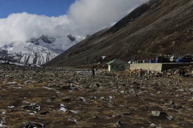 Manzaralı manzara, karlı dağlar ve dağlık vadi. Kuzey Sikkim 'de sıfır noktası, yürüyüş ve macera gezginleri için kamp yapmak için ideal bir yer.