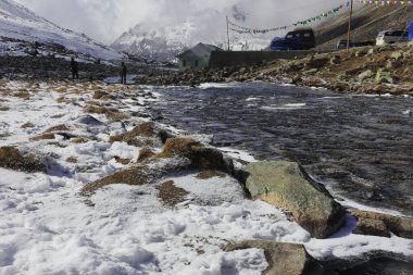 Manzaralı dağ manzarası ve karla kaplı nehir vadisi sıfır noktasında veya Yumesodong, Kuzey Sikkim, Hindistan 'da karla kaplı himalaya dağları ile çevrili.