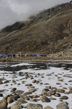 Güzel Yumesodong vadisi ya da sıfır puan. Güzel dağ nehri vadiden akıyor ve kuzey Sikkim, Hindistan 'da Himalaya ile çevrili.