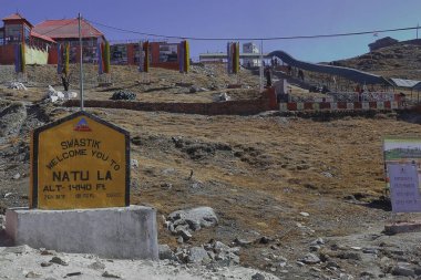 Hindistan ve Çin arasındaki uluslararası sınır ve gerçek kontrol sınırı Nathu la pass, 1967 'deki şiddetli savaş alanı popüler bir turizm merkezi haline geldi, Sikkim Hindistan' da
