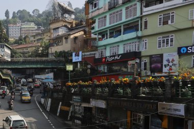 Gangtok, Sikkim, Hindistan - 14 Kasım 2022: Gangtok 'un işlek caddesi, güzel tepe istasyonu Sikkim' in başkentidir.