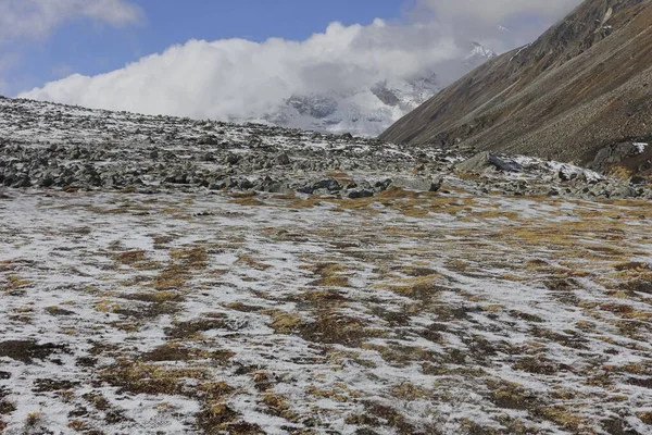 Снег Валуны Покрытые Области Высоких Гималаев Нулевой Точке Долине Yumesodong — стоковое фото