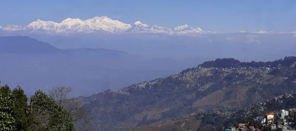 美丽的大吉岭山站 全景尽收眼底 是世界第三高峰 印度喜玛拉雅山脉白雪覆盖 — 图库照片
