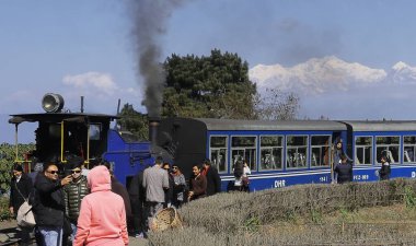 Darjeeling, Batı Bengal, Hindistan - 15 Mart 2022: UNESCO Dünya Mirası Darjeeling Himalayalar Demiryolu ve Himalayalar 'ı (Kangchenjunga Dağı) Batasia döngüsünden kar kapladı