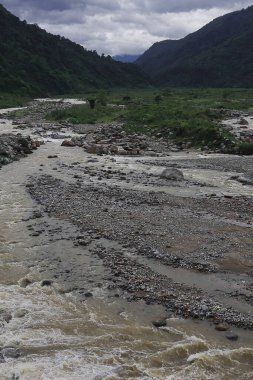 Güzel nehir vadisi, akan dere, orman ve terainin Himalaya etekleri - Dooars bölgesi. Muson mevsiminde Dudhia 'da akan balason nehrinin kuş bakışı görüntüsü, Batı Bengal, Hindistan' da Darjeeling.