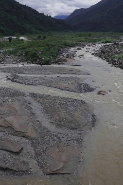 Güzel nehir vadisi, akan dere, orman ve terainin Himalaya etekleri - Dooars bölgesi. Muson mevsiminde Dudhia 'da akan balason nehrinin kuş bakışı görüntüsü, Batı Bengal, Hindistan' da Darjeeling.