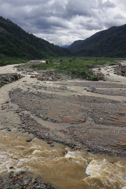 Güzel nehir vadisi, akan dere, orman ve terainin Himalaya etekleri - Dooars bölgesi. Muson mevsiminde Dudhia 'da akan balason nehrinin kuş bakışı görüntüsü, Batı Bengal, Hindistan' da Darjeeling.