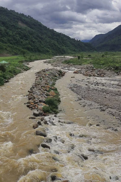 Güzel nehir vadisi, akan dere, orman ve terainin Himalaya etekleri - Dooars bölgesi. Muson mevsiminde Dudhia 'da akan balason nehrinin kuş bakışı görüntüsü, Batı Bengal, Hindistan' da Darjeeling.