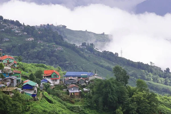 风景秀丽的山水 郁郁葱葱的青翠谷地 雨夹杂着季风的云彩笼罩着天空 印度达吉岭山站附近的喜玛拉雅山麓和乡村的美丽全景 — 图库照片