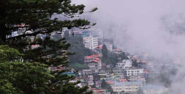 Sisli ve bulutlu Darjeeling tepe istasyonunun panoramik manzarası ve muson mevsiminde Himalaya dağ etekleri, Hindistan 'ın batı Bengal' i.