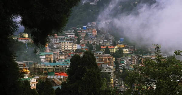 Vista Panorámica Estación Colina Oscurecida Nublada Las Estribaciones Montaña Himalaya — Foto de Stock