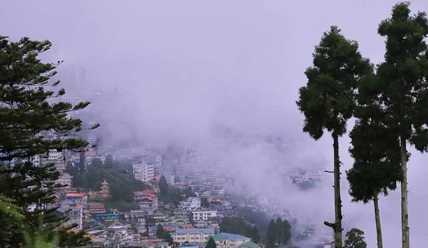 季风季节的多雾 多云的大吉岭山站和喜玛拉雅山麓全景 印度西部邦加尔 — 图库照片