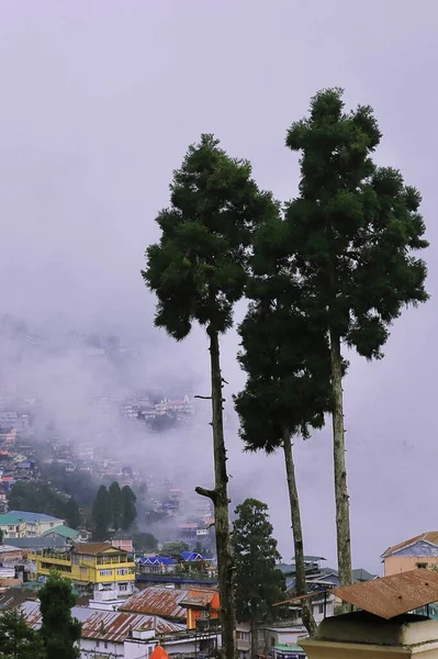 Vista Panoramica Nebbioso Nuvoloso Darjeeling Stazione Collina Himalaya Colline Montagna — Foto Stock