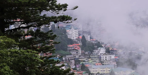 季风季节的多雾 多云的大吉岭山站和喜玛拉雅山麓全景 印度西部邦加尔 — 图库照片