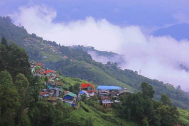 Muson bulutları yavaş yavaş yemyeşil Himalaya dağ eteklerini ve muson mevsiminde vadiyi kaplıyor. Batı Bengal, Hindistan 'daki Darjeeling Hill İstasyonu.