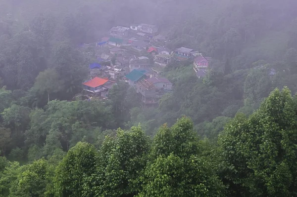 Vista Panorámica Del Pueblo Montaña Nublado Brumoso Rodeado Bosque Verde — Foto de Stock